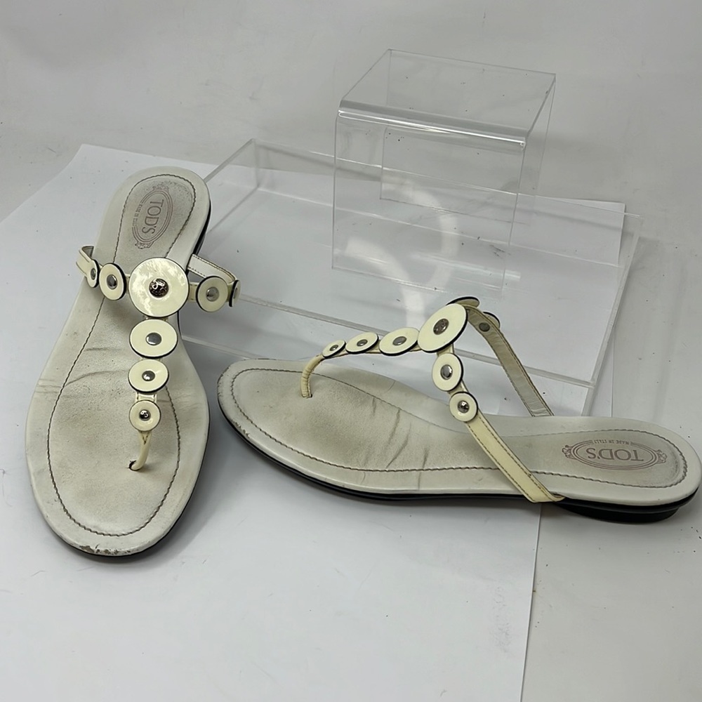 Tod’s Sz 38 Cream Leather and Patent Leather T Strap Slip On Sandals